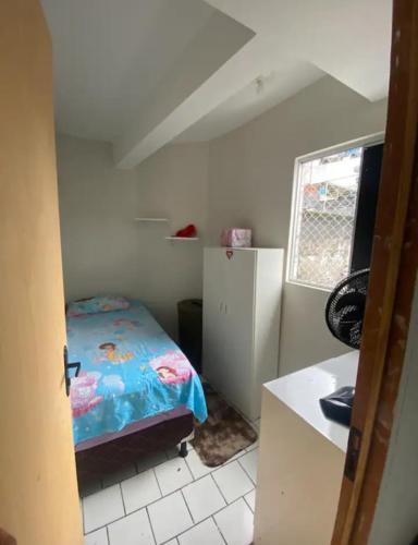 a small bedroom with a bed in a room at Ap. No centro da cidade in Garanhuns