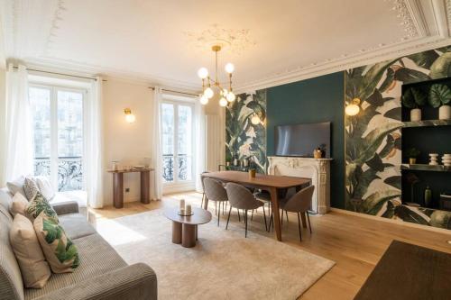 un salon avec un canapé et une table dans l'établissement Appart 8pers#Rivoli#Samaritaine#Pont Neuf, à Paris