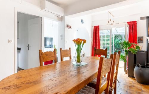 Μια τηλεόραση ή/και κέντρο ψυχαγωγίας στο Gorgeous Home In Miramas
