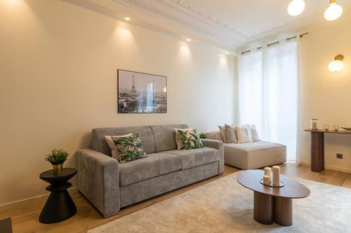 un salon avec un canapé et une table dans l'établissement Appart 8pers#Rivoli#Samaritaine#Pont Neuf, à Paris