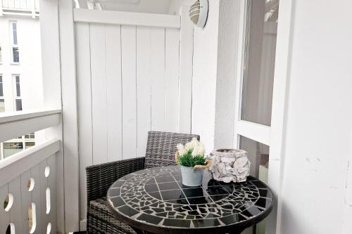 een klein balkon met een tafel en een stoel bij Seepark Sellin FeWo AG Whg 631 in Ostseebad Sellin