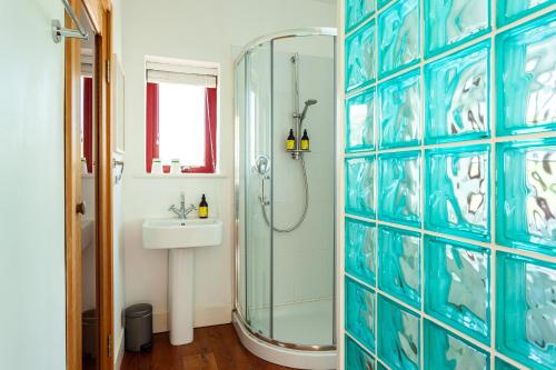 y baño con ducha y lavamanos. en Clare Island Lighthouse, en Westport