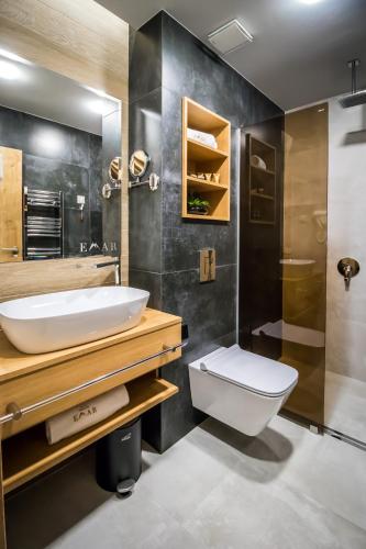 Bilik mandi di EMAR HOTEL & SPA