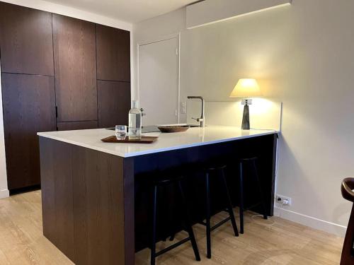 une cuisine avec un comptoir et une lampe. dans l'établissement Parisian flat Eiffel tower view, à Paris