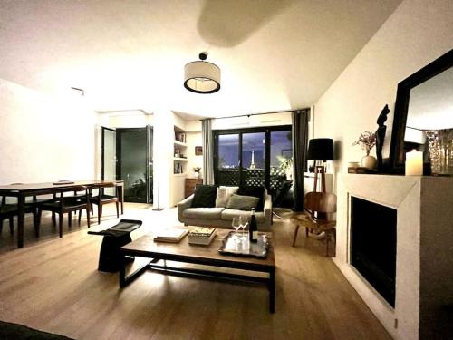 un salon avec un canapé et une table dans l'établissement Parisian flat Eiffel tower view, à Paris