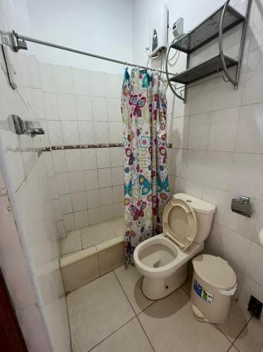a bathroom with a toilet and a shower at DEPARTAMENTO FRENTE AL MAR NUEVO LOBITOS DEBAJO DEL ALBERGUe in Barrio Bellavista