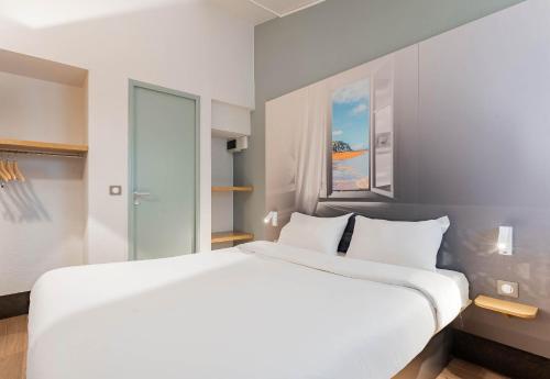 Un pat sau paturi într-o cameră la B&B HOTEL CALAIS Coquelles Tunnel sous La Manche