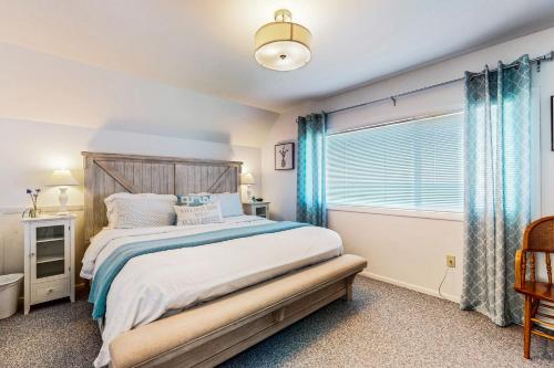 Schlafzimmer mit einem Bett und einem Fenster in der Unterkunft Erikson Beach House in Bow