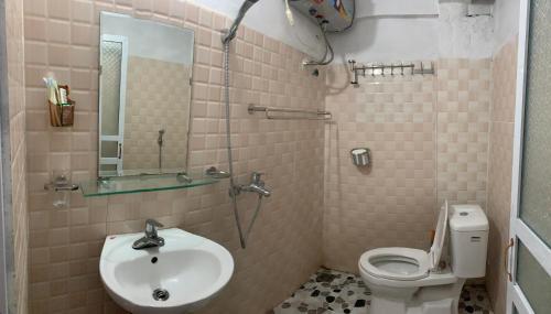 a bathroom with a sink and a toilet at Dat Diem homestay-wooden floor house in Bak Kan