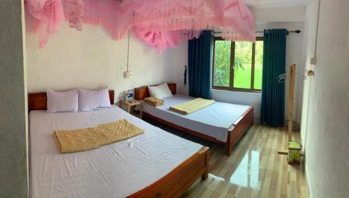 Postel nebo postele na pokoji v ubytování Dat Diem homestay-wooden floor house