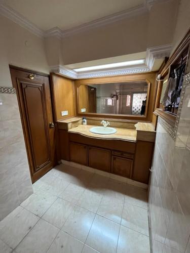 uma casa de banho com um lavatório e um espelho em STONEROCK CASTLE em Hyderabad