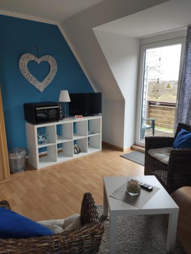 ein Wohnzimmer mit Sofa und Tisch in der Unterkunft Schlei-Liesels Ferienwohnungen in Güby