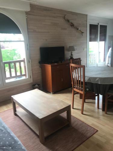 un salon avec une table et une chaise dans l'établissement Appartement lumineux st Jean de luz, à Saint-Jean-de-Luz