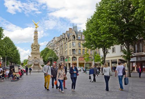 um grupo de pessoas andando por uma rua da cidade em L'Erlon Cosy : hyper centre - proximité gare em Reims