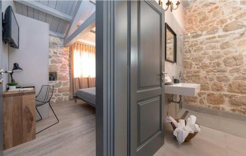 uma casa de banho com uma porta com um lavatório e um quarto em Villa Dvori em Vržnaveri