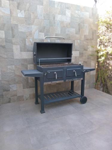 a barbecue grill sitting on top of a patio at Mendoza Lodge in Maipú
