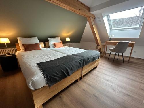 ein Schlafzimmer mit einem großen Bett und einem Schreibtisch in der Unterkunft Peterhof Sarnen in Sarnen