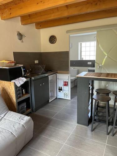 - une cuisine avec un comptoir et une table dans une pièce dans l'établissement Gîte chez Marco, à Peyrieu