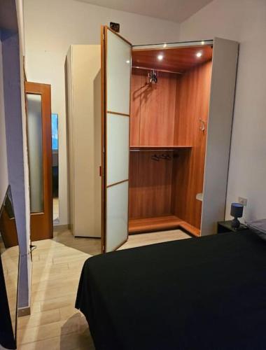 Zimmer mit einem Schrank und einer Tür zu einem Schlafzimmer in der Unterkunft Liberty Apartment in Mailand