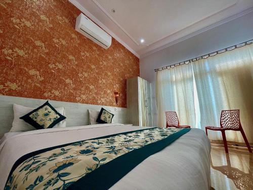 una camera con letto e finestra di La Curcuma Luxury Homestay a Khajurāho