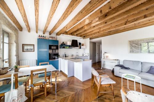 une cuisine et un salon avec un canapé et une table dans l'établissement Authentic with an exceptional view AIL, à Lyon