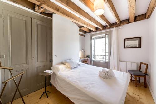 une chambre avec un lit blanc et une fenêtre dans l'établissement Authentic with an exceptional view AIL, à Lyon