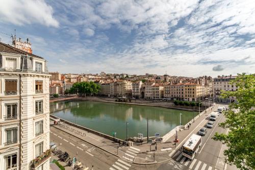 une vue d'une ville avec une rivière et des bâtiments dans l'établissement Authentic with an exceptional view AIL, à Lyon