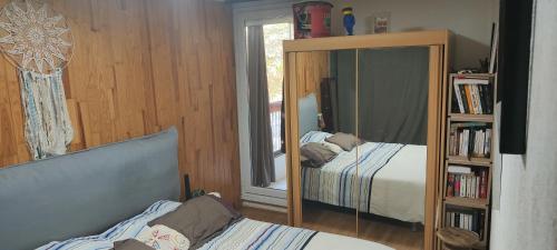une petite chambre avec un lit et un miroir dans l'établissement T4 agréable corniche, à La Seyne-sur-Mer