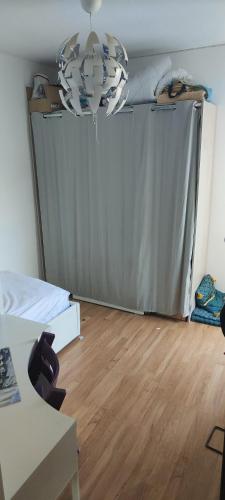 - un salon avec un rideau et une table dans l'établissement T4 agréable corniche, à La Seyne-sur-Mer