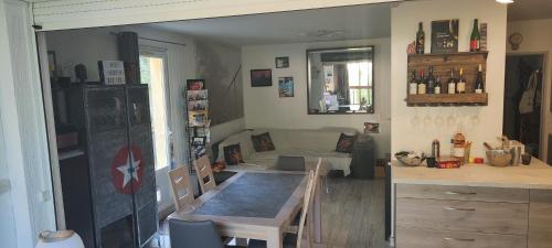 une cuisine et un salon avec une table et un canapé dans l'établissement T4 agréable corniche, à La Seyne-sur-Mer