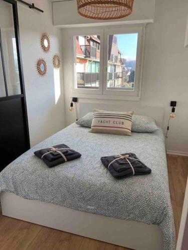 une chambre avec un lit avec deux serviettes dessus dans l'établissement L'Appart 204, Superbe Appartement en Résidence, à Villers-sur-Mer