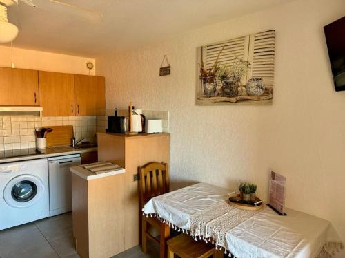 Kuchyň nebo kuchyňský kout v ubytování Studio en bord de mer