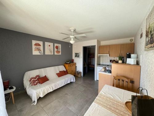 Postel nebo postele na pokoji v ubytování Studio en bord de mer