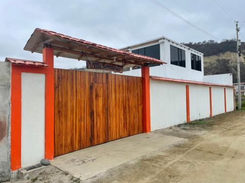 une porte en bois devant un bâtiment dans l'établissement Villa Comando Privacidad Cerca al Mar, à Briseño