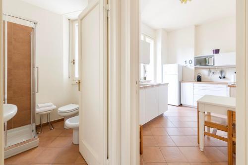 een witte badkamer met een toilet en een wastafel bij Milano Classy Heritage Home, City Center in Milaan