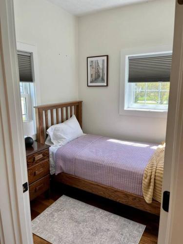 1 dormitorio con cama y ventana en A Winfield Bungalow, en Dover
