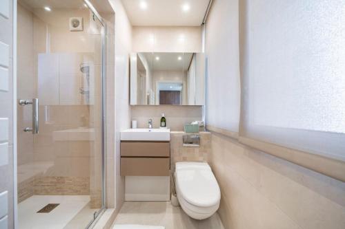 une salle de bain avec toilettes, lavabo et douche dans l'établissement Cannes Appartement Croisette vue mer, à Cannes