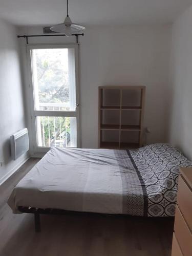 une chambre avec un lit et une fenêtre dans l'établissement Location T4 85M², à Lyon