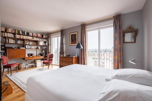 une chambre avec un lit, un bureau et une fenêtre dans l'établissement Veeve - High Sophistication, à Paris