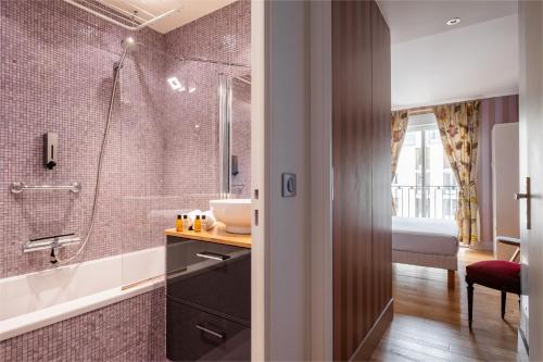 une salle de bain avec une douche, un lavabo et une baignoire dans l'établissement Veeve - High Sophistication, à Paris