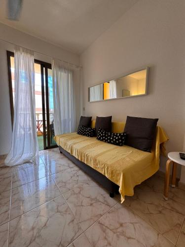 a bedroom with a large bed in a room at Alquilaencanarias- Medano Amanecer Cabezo Beach in El Médano