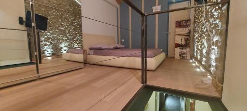 ein Schlafzimmer mit einem Bett in einem Zimmer mit Spiegeln in der Unterkunft Duplex in Cuneo