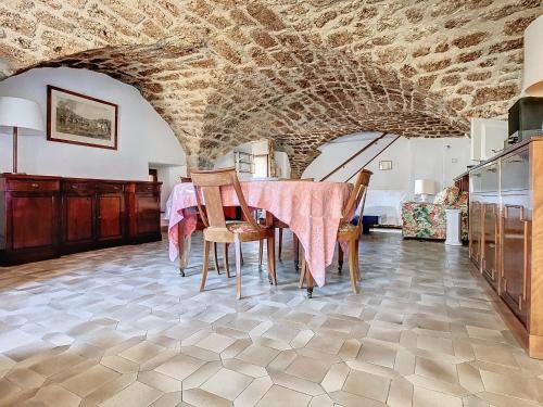 une salle à manger avec une table et des chaises dans l'établissement Authenticité, jardin, terrasse et vue, à Chanac