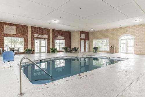 einen Pool in einem großen Zimmer mit in der Unterkunft Comfort Suites in Sumter