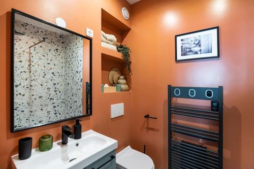 een badkamer met een witte wastafel en een toilet bij Pavillon Eden « Le cocon » in Parijs