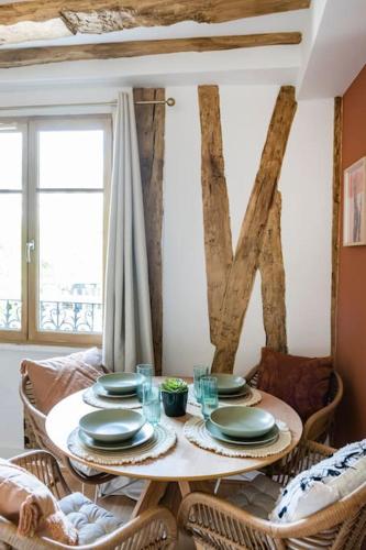 une table à manger avec des chaises et une table de salle à manger dans l'établissement Pavillon Eden « Le cocon », à Paris