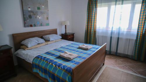 1 dormitorio con 1 cama con toallas en Three Little Birds Suite, en Plaški