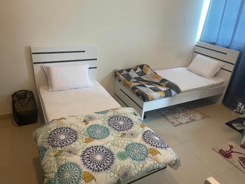 杜拜的住宿－Purity Inn JVC，一间小房间,配有两张床和一张沙发