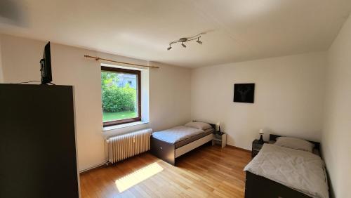 a bedroom with two beds and a window at MonteurzimmerKING Hunteburg Am Amtshaus in Bohmte