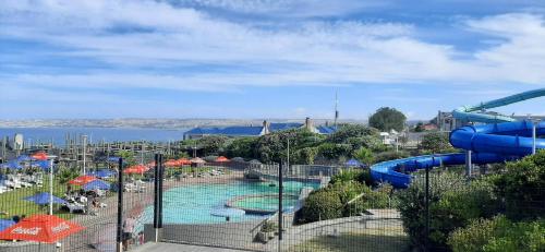 un parque acuático con piscina y tobogán acuático en 22 on Port Natal Hartenbos, en Hartenbos